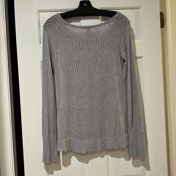 Mondetta holey active long sleeve shirt with thumb holes - Picture 5 of 5